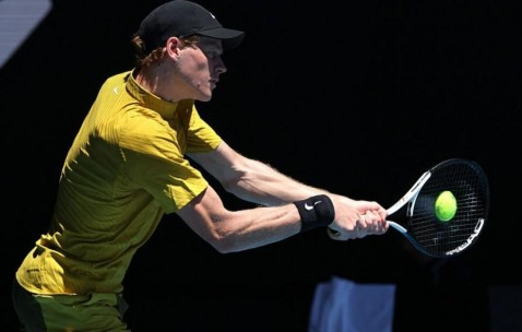 华体会入口-墨尔本高温下拒绝冷门！辛纳3-1逆转艰难取胜，豪夺澳网17连胜