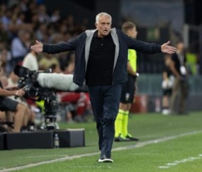 华体会官方网站-罗马摆出“大圈阵型”防线被打穿 穆帅还在谈裁判？